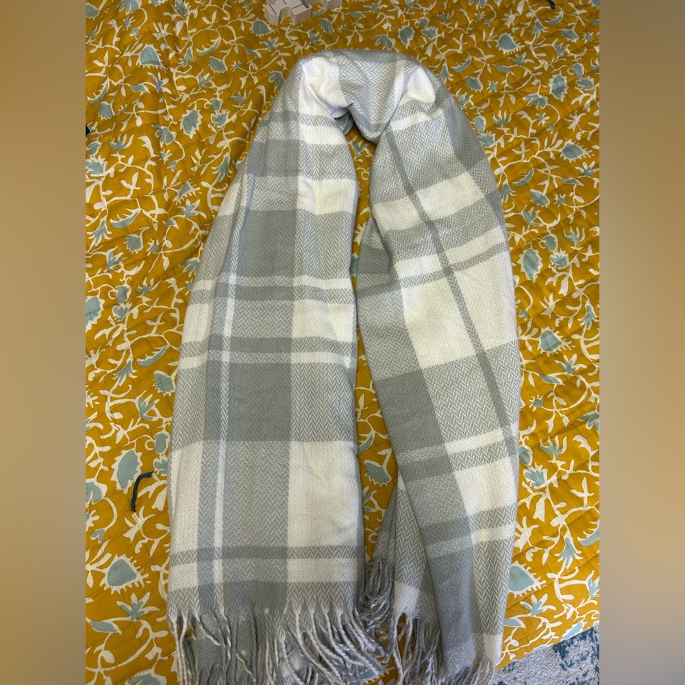 Stylish Gray and White Patterned Scarf